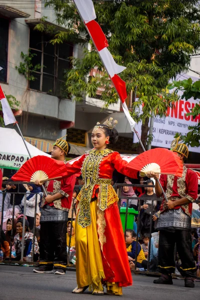 4. BEN Karnavalı 'nda Gorontalo, Sulawesi' den Tidi lo O 'ayabu dansı. Bu dans bir eşin zarafetini, gücünü ve bilgeliğini tasvir eder..