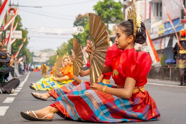Batı Sulawesi 'den Mappande Banua dansı. - Evet. Bu dans bir minnettarlık ve Tanrı 'dan yemek istemek içindir..