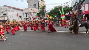 Güneydoğu Sulawesi 'nin 4rd BEN karnavalındaki ruhsat sansı. Geçmişte, Lumense Dance Ppe-olia ritüelinde, yani Kowonuano denilen ruhlara bir ibadet ayininde icra edildi (toprakların sahibi).)
