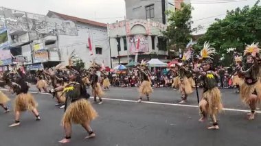 4rd BEN karnavalında Batı Papua 'dan Wutukala dansı. Bu dans, balık avlarken topluluğun faaliyetlerini tasvir eder. Genellikle erkek ve kadın dansçılar gruplar halinde gerçekleştirilir..