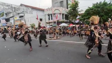 Orta Papua 'dan Pangkur sagu dansı 4rd BEN karnavalında. Bu dans, bereketli Papuan bitkilerindeki sago ağaçlarının büyümesi için bir minnettarlık sembolüdür..
