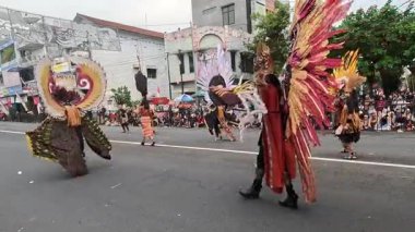 Orta Papua 'dan Pangkur sagu dansı 4rd BEN karnavalında. Bu dans, bereketli Papuan bitkilerindeki sago ağaçlarının büyümesi için bir minnettarlık sembolüdür..