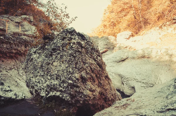 Schöne Berglandschaft, Schlucht, Steine, Felsen und See. Nahaufnahme. — Stockfoto