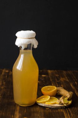 Ginger Ale, limonlu, zencefilli ya da kombuçalı ev yapımı bir probiyotik içecektir. Koyu ahşap, kırsal bir geçmişi var. Uzayı kopyala Seçici odak