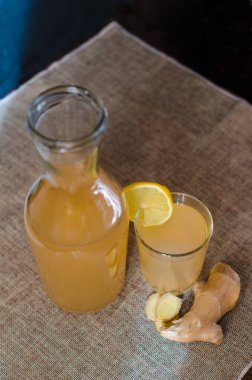 Ev yapımı Kombucha mayalanmış, probiyotik, organik içecek veya zencefilli limonlu gazoz. Rustik koyu ahşap arkaplan, kopyalama alanı, yakın plan