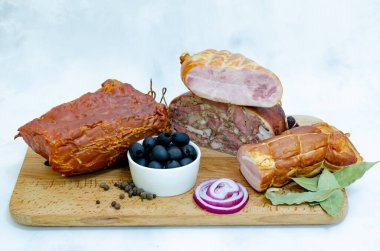 Çeşitli et sosisleri, ahşap bir tahtada beyaz arka planda nefis yiyecekler..