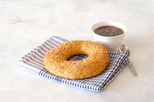 Simit turc de pâtisseries turques traditionnelles faites maison. Bagels ronds tressés croustillants turcs aux graines de sésame. Servir sur une serviette en lin avec confiture et thé. Ferme là. Espace de copie. — Photo