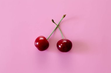 Pembe arka planda olgun kirazlar. Pop Sanat.