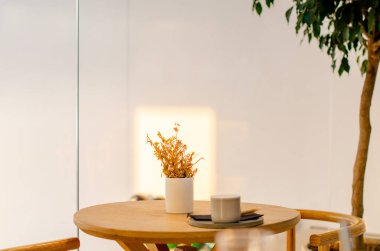 Kafenin içindeki ahşap bir masanın üzerinde bir fincan kahve. Yaşam tarzı konsepti. Boşluğu kopyala.