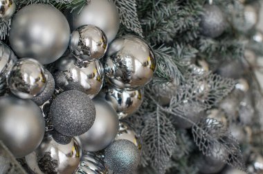 Yılbaşı oyuncakları ağaçta parlıyor. Noel süsleri, balolar. Yakın plan, kopyalama alanı.