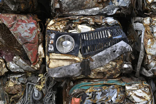 Bir yığın işleme için bloklar halinde sıkıştırılmış otomobillerin