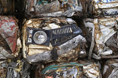 Bir yığın işleme için bloklar halinde sıkıştırılmış otomobillerin