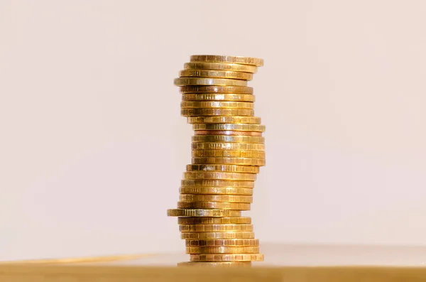 Stapel munten close-up op een gouden achtergrond — Stockfoto