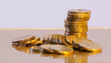 Altın arka plan üzerinde sikke yakın çekim yığını