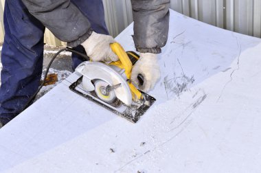 Elektrikli El aracını sac kesme işçi, elinde bir araya geldi