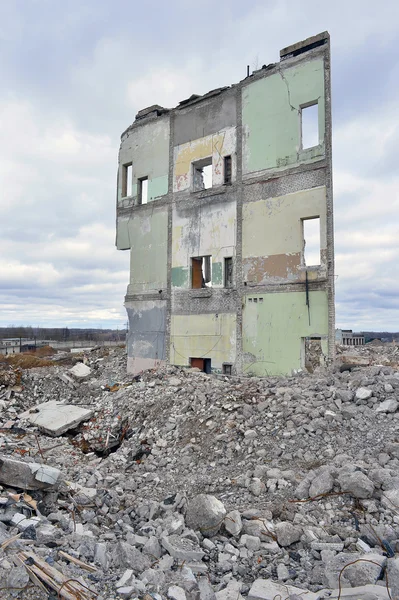 Stukken van metaal en steen afbrokkelen van afgebroken gebouw vloeren — Stockfoto