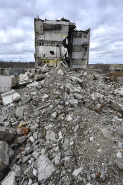metal ve taş parçalarının yıkılmış bina kat harap