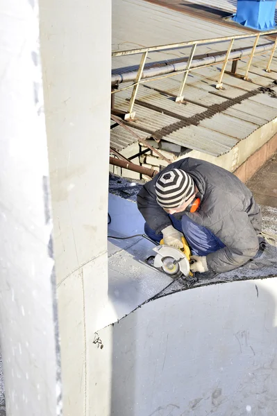 Trabajador no identificado corte hoja de metal herramienta de mano eléctrica en th — Foto de Stock