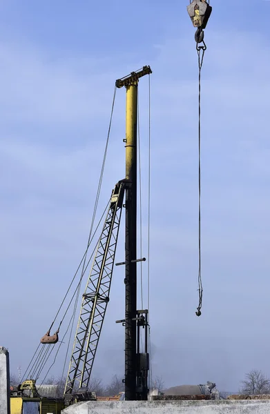 Grúa y obra de construcción contra el cielo azul — Foto de Stock