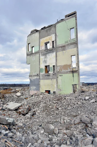 Stukken metaal en steen zijn Crumbling uit Demolished gebouw — Stockfoto