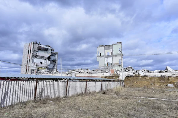 Stukken metaal en steen zijn Crumbling uit Demolished gebouw — Stockfoto