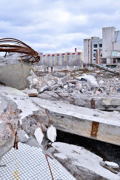 Pieces of Metal and Stone are Crumbling from Demolished Building — Stock Photo, Image