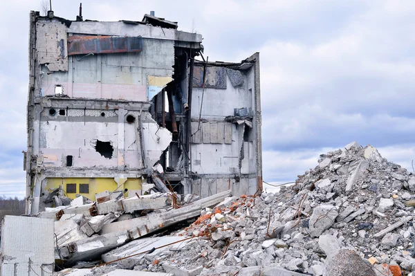 Pezzi di metallo e pietra si stanno sgretolando dall'edificio demolito — Foto Stock