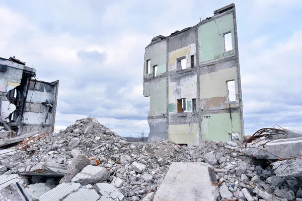 Pedaços de metal e pedra estão esmigalhando do edifício demolido — Fotografia de Stock