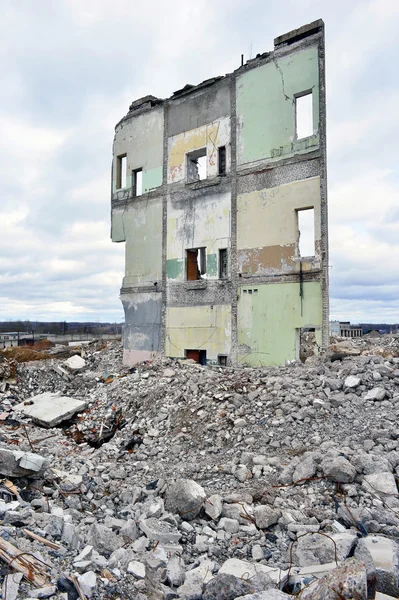 Stukken metaal en steen zijn Crumbling uit Demolished gebouw — Stockfoto