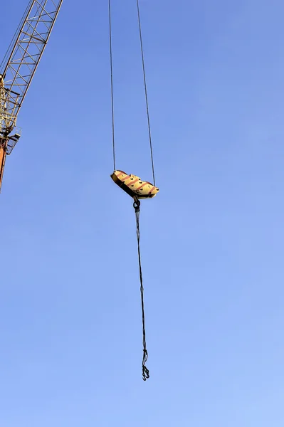 Grúa y obra de construcción contra el cielo azul — Foto de Stock