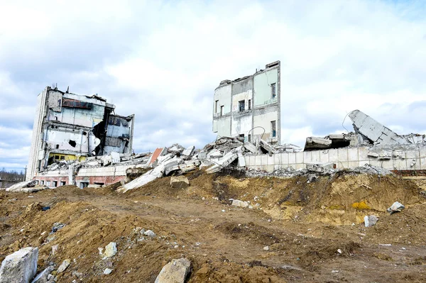 Pedaços de metal e pedra estão esmigalhando do edifício demolido — Fotografia de Stock