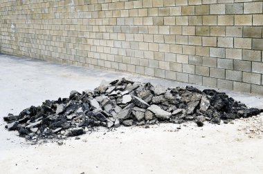 Kaldırımda bir yığın yığın eski asfalt parçaları