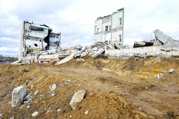 Pezzi di metallo e pietra si stanno sgretolando dall'edificio demolito — Foto Stock