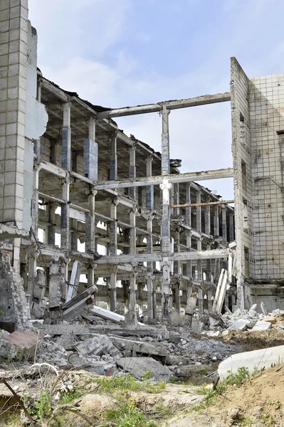 Pedaços de metal e pedra estão esmigalhando de pavimentos de edifícios demolidos — Fotografia de Stock