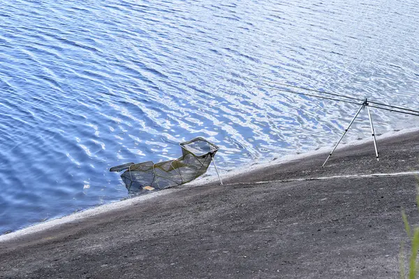 椅子，钓鱼竿和捕鱼设备在湖 — 图库照片