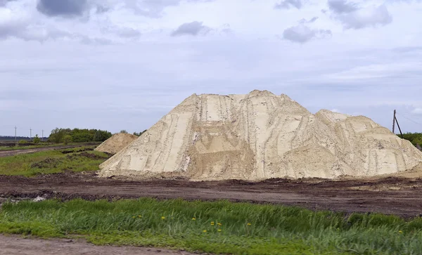 Gula grävmaskiner för grävning i sandstenbrott — Stockfoto