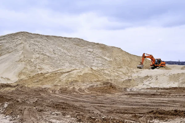 Ανασκαφέας εργαζόμενος σε ένα λατομείο παράγει άμμο — Φωτογραφία Αρχείου