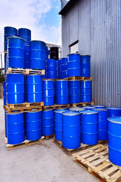 Blå metall bränsletankar olja lagrats på produktionsplatsen — Stockfoto