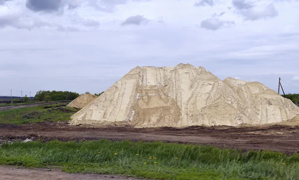 Gula grävmaskiner för grävning i sandstenbrott — Stockfoto