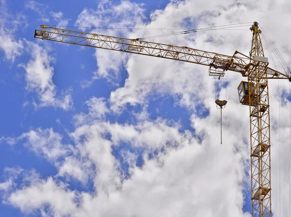 Sitio de construcción con grúas en el fondo del cielo — Foto de Stock