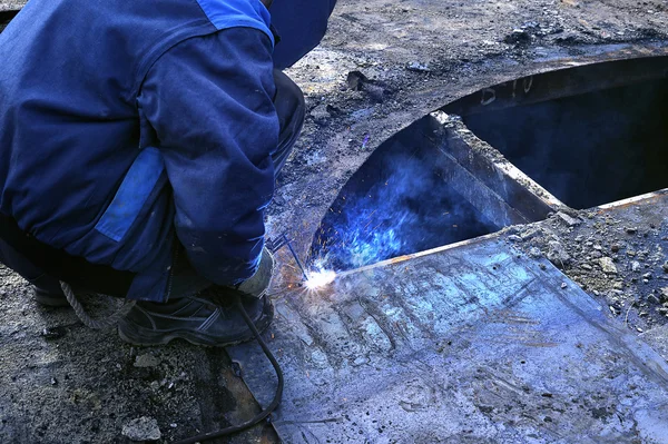 Work performs welding for metal outdoors — Stock Photo, Image