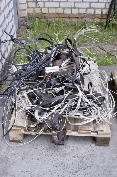 Metallabfälle, liegen auf einem Holzpalettenlager auf dem offenen Industrieabfall — Stockfoto