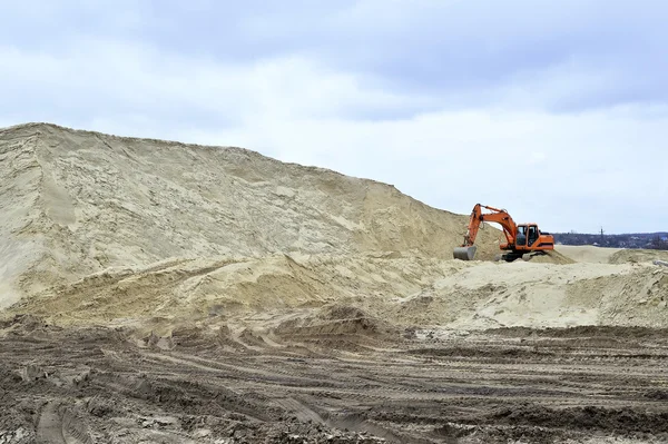 Vytváří pracovní bagr v lomu Písek — Stock fotografie