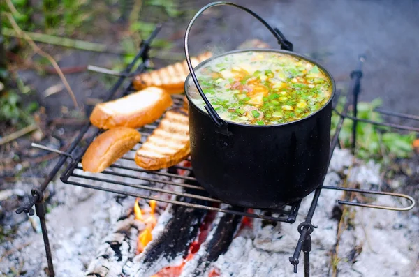 The cooking of soup on the fire — Stock Photo, Image