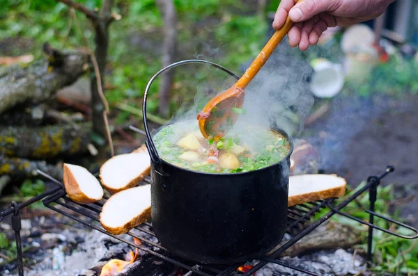 The cooking of soup on the fire — Stock Photo, Image