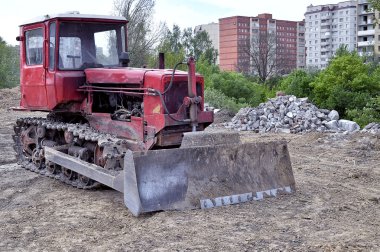 Eski buldozer inşaatta çalışma