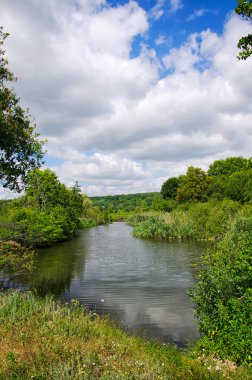 bir nehir ve bulutlar, yaz yatay