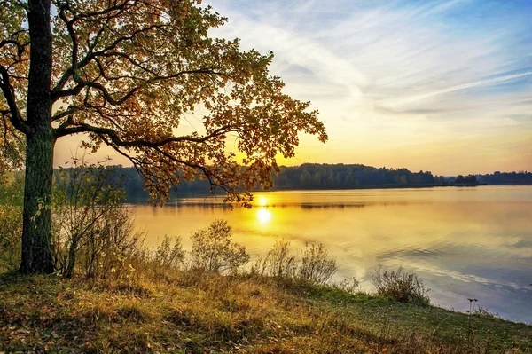 Pôr do sol de outono no lago — Fotografia de Stock