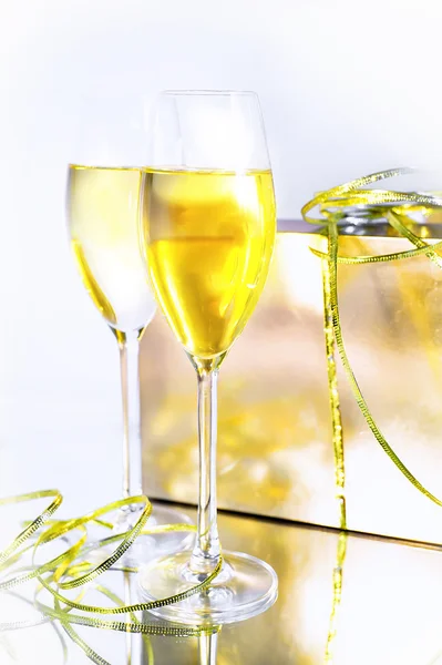 Dwie szklanki wina i pole na białym tle — Zdjęcie stockowe
