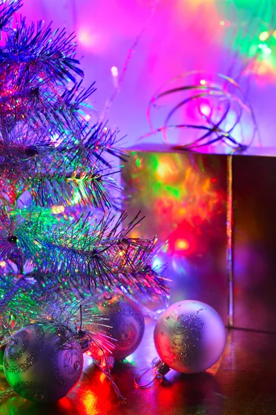 Julgran, bollar, låda, upplyst av fairy ljus — Stockfoto